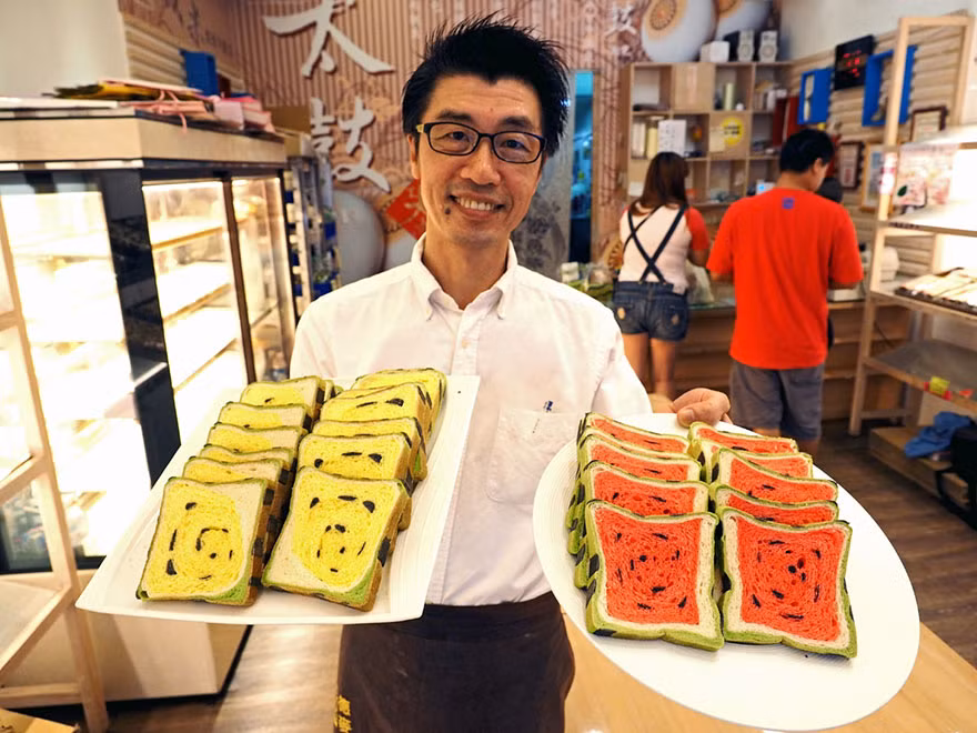 Thoạt nhìn, những chiếc bánh mì thơm ngon nhìn không khác gì miếng dưa hấu được bổ sẵn.