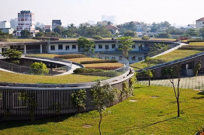 Khác hẳn một nhà trẻ thông thường, công trình Nhà trẻ Farming Kindergarten được thiết kế với không gian xanh, rộng rãi vừa có đủ không gian cho trẻ em vui chơi nhưng có ý nghĩa giáo dục cho trẻ về tầm quan trọng của nông nghiệp, cũng như việc quý trọng và bảo vệ môi trường sống xung quanh.