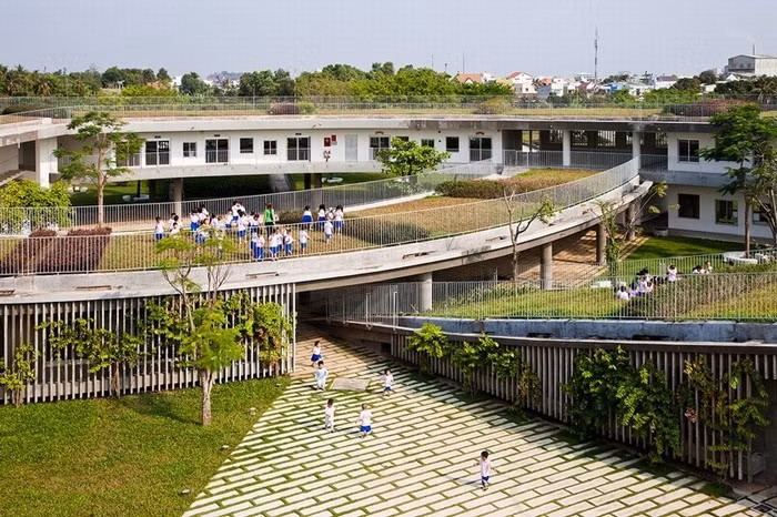 Công trình này được thiết kế độc đáo, trên mái có thể tận dụng không gian để trồng rau cung cấp rau sạch cho các bữa ăn của công nhân. Hơn nữa, việc trồng hoa ở các lam và trồng rau như vậy sẽ giúp điều hòa khí hậu quanh đây, tạo một lớp cách nhiệt mà nhờ vậy trẻ em ở đây vui chơi mà không cần tới điều hòa nhiệt độ.