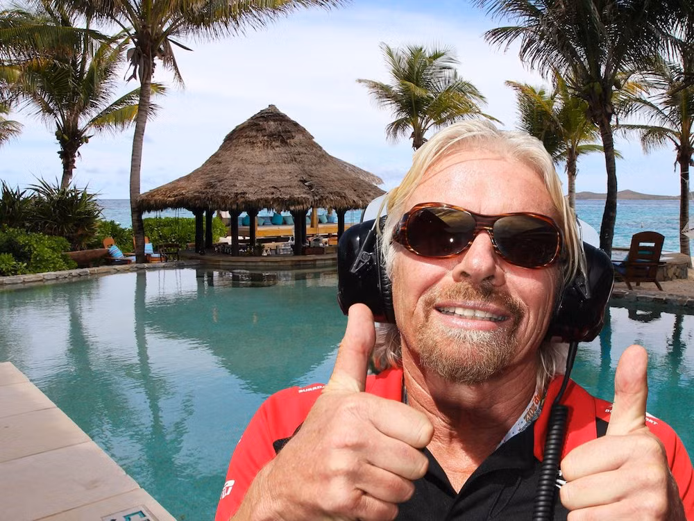 10. Tỷ phú Anh Richard Branson – ông chủ hãng Virgin Group sở hữu đảo Necker Island, một hòn đảo rộng 30 hecta tại Caribbean. Hòn đảo này được Richard Branson dùng làm nơi nghỉ dưỡng và chuyên đón tiếp các ngôi sao. Khu nghỉ mát trên hòn đảo này có thể chứa đến 30 người và được trang bị 8 phòng ngủ dành cho khách với diện 140 m2.