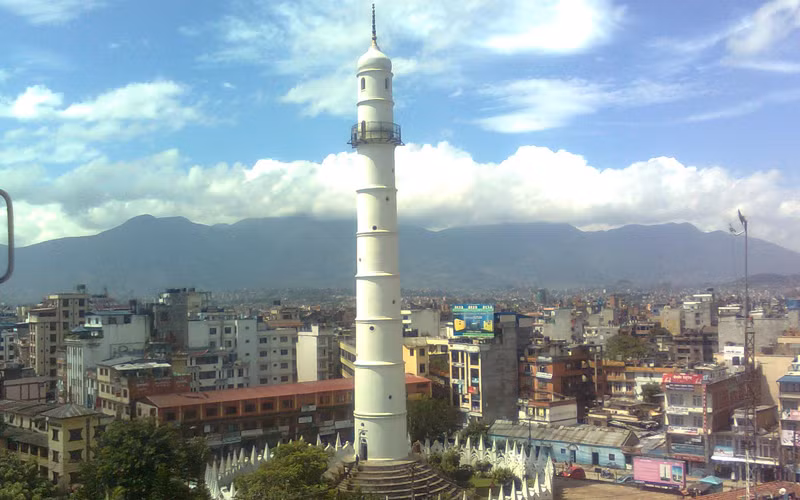 Thực tế trước đây, tháp Dharahara chính là tòa tháp đôi. Tòa tháp đầu tiên (11 tầng) được cố Thủ tướng Nepal, Bhimsen Thapa cho xây dựng vào năm 1824 và tòa tháp thứ 2 (9 tầng) được xây dựng ngay bên cạnh vào năm 1832.