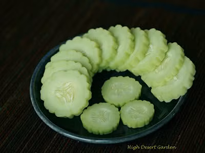 Các bà nội trợ thường dùng dưa chuột rắn làm các món salad bởi vị ngọt mát của nó.