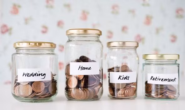 5. Tự động hóa tài chính: Chìa khóa để quản lý tốt tài chính của bản thân là biến mọi thứ càng đơn giản càng tốt. Cách tốt nhất là hãy “tự động hóa” mọi hoạt động tài chính của bạn. Điều này có nghĩa là ngay sau khi nhận lương, tiền trong tài khoản sẽ tự động được chuyển tới các tài khoản tiết kiệm khác. Việc tự động hóa tài chính này sẽ giúp bạn tập trung vào những mục tiêu lớn thay vì chi tiêu lẻ tẻ.