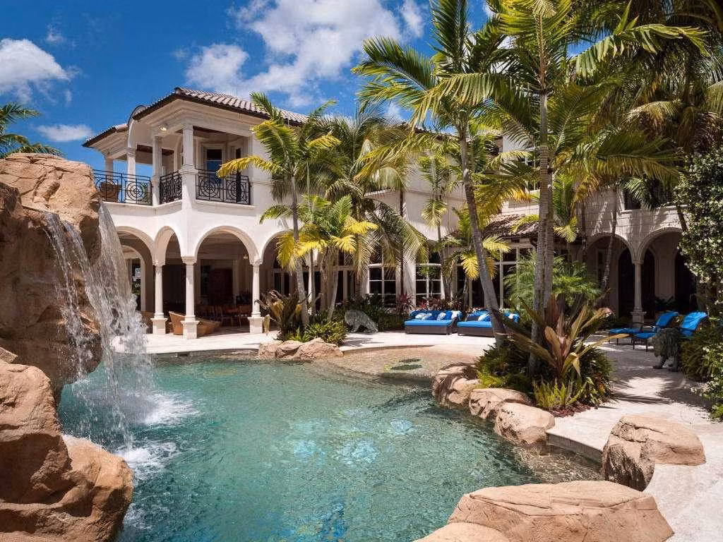 Ngôi nhà ở Florida này giống một công viên giải trí hơn là nhà riêng: Bề ngoài ngôi nhà có thể trông khá đơn giản nhưng nội thất của nó lại giống như một công viên giải trí khổng lồ với phòng ngủ giống một con tàu cướp biển và phòng giải trí theo chủ đề tàu vũ trụ. Ngôi nhà đang được rao bán 35 triệu USD.