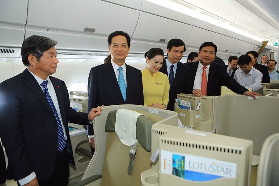 Với sự kiện này, Vietnam Airlines đã chính thức trở thành hãng hàng không thứ hai trên thế giới đưa vào khai thác loại tàu bay thế hệ mới nhất của Airbus. Ảnh: Thủ tướng Nguyễn Tấn Dũng thăm khoang hành khách tàu bay A350.