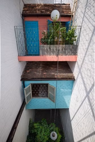 Trang Archdaily (Mỹ) từng đăng tải những hình ảnh ấn tượng của một ngôi nhà độc đáo khác giống “chuồng chim” có tên Saigon House ở TP HCM.