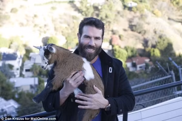 Dan Bilzerian bế ẵm chú dê hiền lành.
