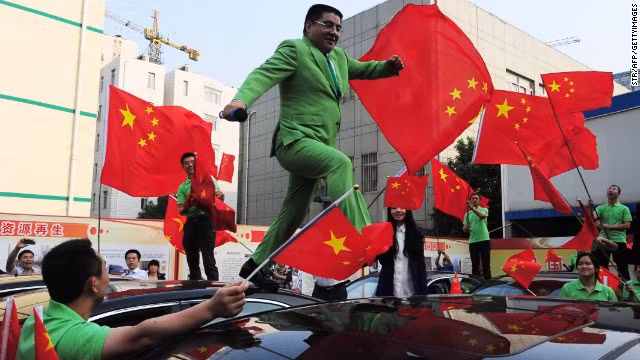 Triệu phú Trung Quốc 47 tuổi là nhà sáng lập Công ty Nguyên liệu Tái chế Huangpu Giang Tô. Theo tạp chí Forbes, tài sản của ông Chen ước tính 400 triệu USD vào năm 2014.