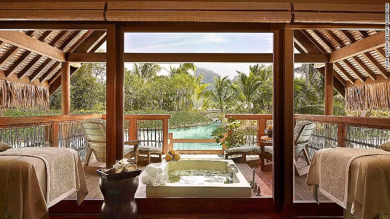 Top 10 spa trong khách sạn tốt nhất thế giới không chỉ cung cấp những dịch vụ tốt nhất mà còn có không gian thư giãn lý tưởng. Cái tên đầu tiên trong danh sách là spa Kahaia Suite tại khách sạn Four Seasons Resort ở Bora Bora (trên đảo Polynésie thuộc Pháp). Spa Kahaia Suite có cả sân thượng ngoài trời, nơi du khách có thể thư giãn và phóng tầm nhìn ra Núi Otemanu.
