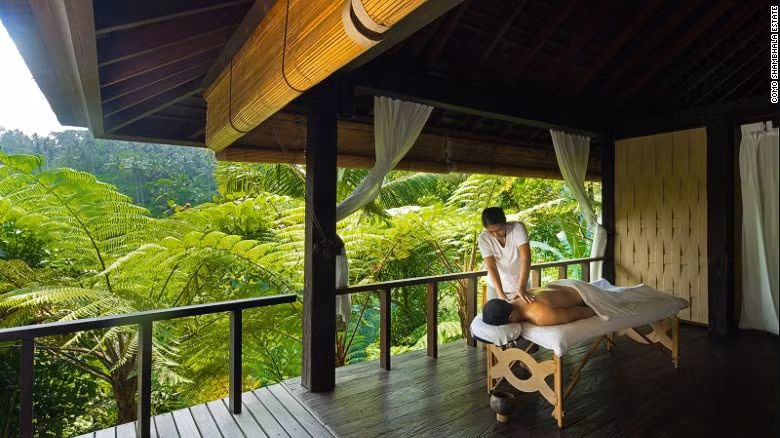Wellness Spa tại COMO Shambhala Estate (Bali, Indonesia): Wellness Spa được đánh giá là một nơi yên tĩnh chữa bệnh vì những phương pháp trị liệu rất tốt. Dịch vụ của nó bao gồm cách chữa bệnh truyền thống của Bali, thủy liệu pháp và các liệu pháp mát-xa.