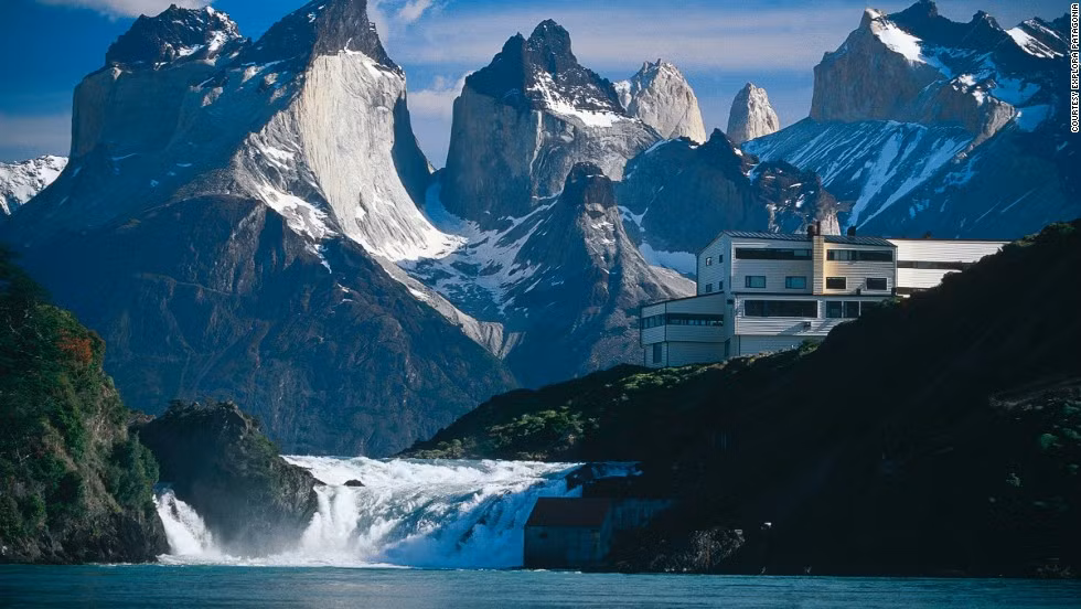 2. Explora Patagonia, Chile: Nằm ở trung tâm của Công viên quốc gia Torres del Paine, phòng nghỉ ở Explora Patagonia được bố trí nằm ven hồ Pehoe, nơi mà bạn có thể ngắm nhìn dãy núi Cordillera del Paine hay thác nước Salto Chico nổi tiếng. Tại đây, nhân viên sẽ giúp bạn lựa 50 chuyến du ngoạn trong ngày với các hoạt động như leo núi, đi bộ đường dài, cưỡi ngựa... khám phá Vườn quốc gia Torres del Paine.