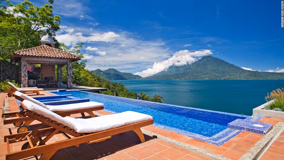1. Casa Palopo – Guatemala: Có vị trí tuyệt đẹp bên cạnh bờ hồ Atitlan, khu nghỉ dưỡng Casa Palopo thu hút du khách với khung cảnh hoang sơ, hùng vĩ đầy thơ mộng. Điều đặc biệt là khách sạn ven hồ này không hề có tivi, tuy nhiên, bạn vẫn có thể tiếp cận thế giới bên ngoài nhờ hệ thống Wi-Fi miễn phí. Tại đây, du khách còn có thể tham gia hoạt động giải trí như chèo thuyền kayak, chơi dù lượn hoặc lặn hồ.