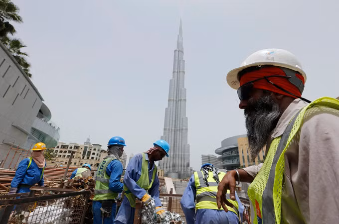 Dubai (UAE – Các tiểu vương quốc Ả Rập thống nhất) là một tiểu vương quốc đồng thời cũng là tên thành phố lớn nhất tiểu vương quốc này, nằm ở phía Nam của vịnh Ba Tư thuộc bán đảo Ả Rập. Khi chưa đặt chân tới đây, nhiều người vẫn nghĩ tới một Dubai tráng lệ, nổi tiếng với những tòa nhà cao tầng mọc lên san sát, chứ ít ai biết đến cuộc sống khốn khó của những người lao động nhập cư.