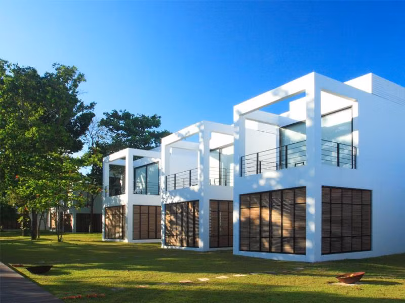 Khách sạn 5 sao này có thể dạo bộ xunh quanh để ngắm các địa điểm thu hút hàng đầu của thành phố như: Công viên Pru Chaweng, Sân vận động Boxing Thái, Samui Night Plaza.