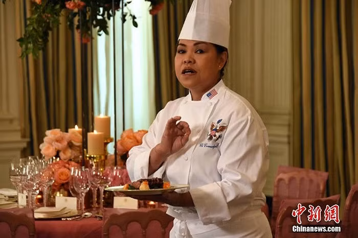 Đầu bếp chuẩn bị các món ăn.