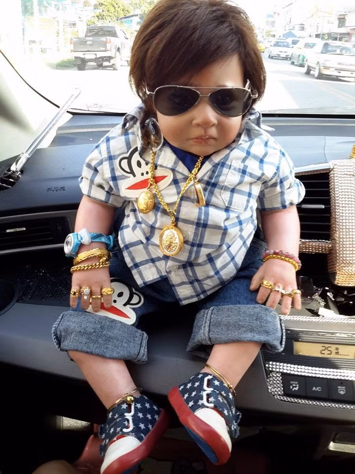 Búp bê Look Thep được xem là phiên bản khác của kuman thong, một loại bùa cổ có chứa bào thai đã chết từng được giới doanh nhân Thái Lan săn lùng.