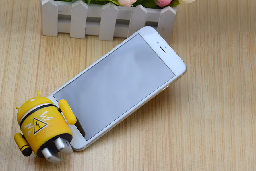 7. Thiết bị “nhái” iPhone 6/6 Plus chạy chipset MTK6582: Đây là sản phẩm “nhái” y hệt với iPhone 6 và 6 Plus. Trong những hình ảnh công bố, nhà sản xuất đã phải giấu một số phần như mặt sau, nút home trong hình ảnh sản phẩm. Sản phẩm có giá từ 110 đến 175 USD.