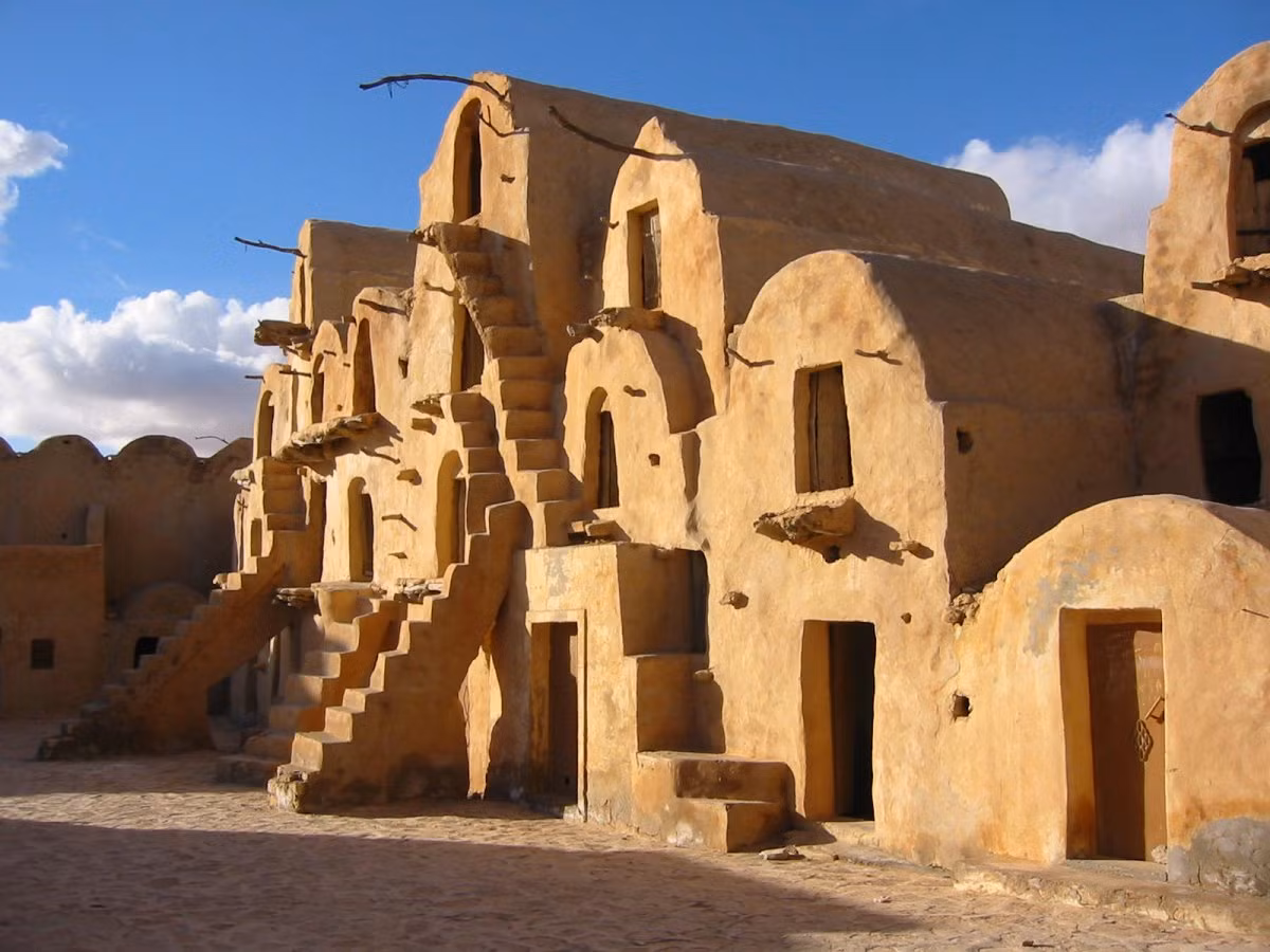 7. Tunisia: Nằm giữa Algeria và Libya và nhô ra bờ biển Địa Trung Hải là Tunisia. Chuyến bay trong và ngoài của quốc gia Bắc Phi này là rẻ thứ 50 trên thế giới. Phòng khách sạn hạng nhất ở Tunisia có giá rất hợp lý, chỉ 91 USD/đêm.