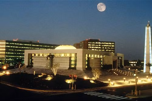 Saudi Aramco có trụ sở tại Arab Saudi, là là một trong những công ty dầu mỏ lớn nhất trên thế giới. Mỏ dầu lớn nhất của công ty là Ghawar, có thể sản xuất 5 triệu thùng mỗi ngày. Công ty nổi tiếng với khả năng tạo ra doanh thu hơn một tỷ USD mỗi ngày. Trụ sở chính của Saudi Aramco tại Dhahran, Arab Saudi.