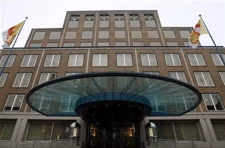 Royal Dutch Shell là công ty xăng dầu của Anh và Hà Lan, có trụ sở tại Hague, Hà Lan, dù trụ sở đăng ký của nó là ở London. Công ty đã có mặt tại hơn 90 quốc gia, với hơn 44.000 trạm dịch vụ trên toàn thế giới. Royal Dutch Shell tham gia toàn bộ quá trình, từ thăm dò, sản xuất và tinh chế dầu cho tới phân phối và tiếp thị dầu.