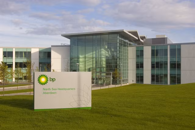 BP là tập đoàn dầu khí đa quốc gia của Anh có trụ sở tại London. Trụ sở của tập đoàn dầu khí Anh BP có chi phí xây dựng lên tới 50 triệu bảng Anh.