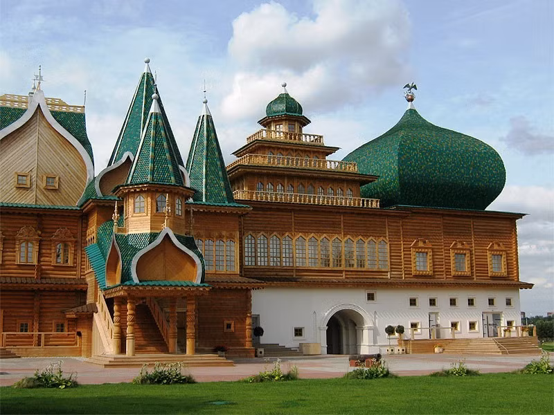 Cung điện này là một trong những địa điểm tham quan nổi tiếng nhất ở ngoại ô Thủ đô Moscow, Nga.