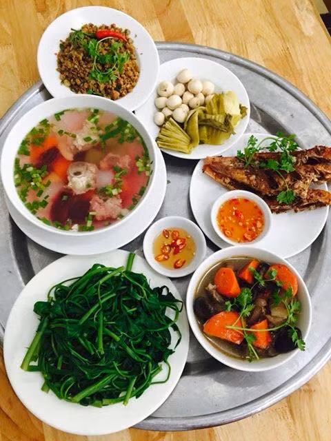 Quán cơm văn phòng với những món ăn bình dị mang hương vị Bắc của người mẫu Trang Trần nhận được sự ủng hộ rất lớn của thực khách.