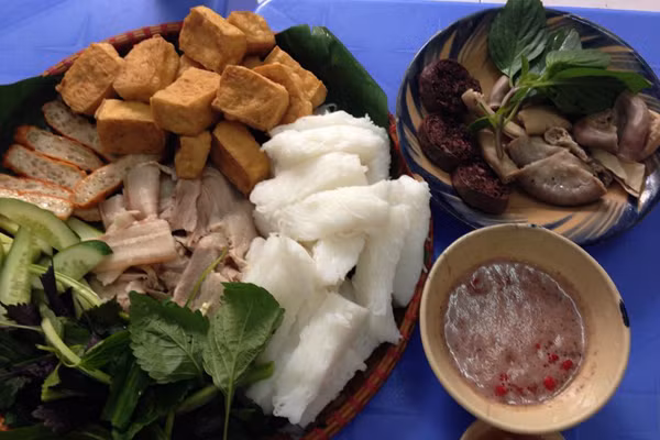 Việc mở quán bún đậu của người mẫu Trang Trần nhận được rất nhiều sự ủng hộ của bạn bè.