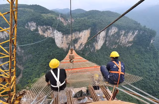Cho đến nay, việc thi công nền tảng và một số cơ sở vật chất như các trục thang máy đã được hoàn thành. Công nhân đang lắp đặt các dây cáp và các bề mặt kính.