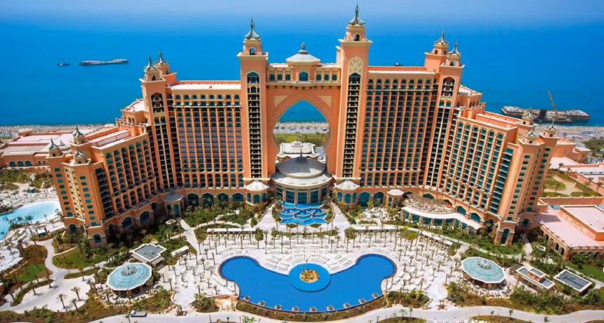 Khách sạn Atlantis: Một trong những ấn tượng của du khách về Dubai là khách sạn nghỉ dưỡng 6 sao Atlantis xây dựng trên đảo nhân tạo Palm. Khách sạn Atlantis gồm hơn 1.500 phòng, 18 nhà hàng, 2 bể bơi khổng lồ, spa, phòng tập, công viên nước và bể thủy sinh có tới 65.000 động vật biển.