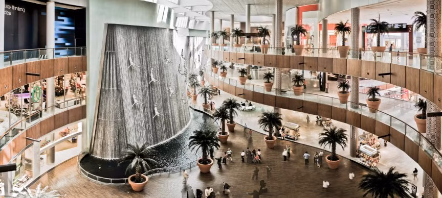 Dubai Mall: Là một trong những khu mua sắm lớn nhất thế giới, Dubai Mall không chỉ có vô số cửa hàng miễn thuế mà còn có nhiều nhà hàng hạng sang, các tiện ích vui chơi, giải trí. Du khách có thể đến đây mua sắm vài ngày mà không cảm thấy chán.