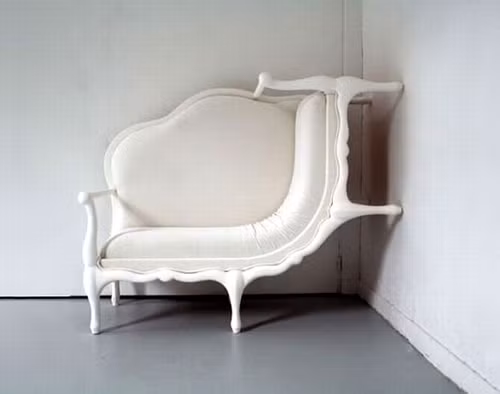 Chiếc sofa hình thù độc đáo có vẻ biết cả leo tường.