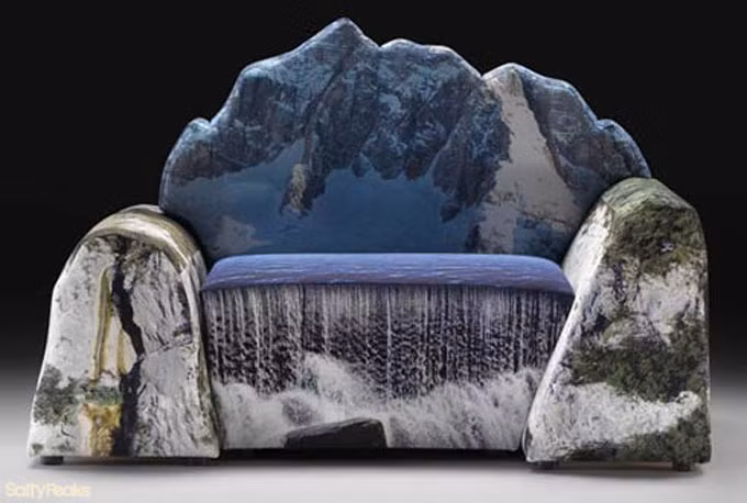 Sofa núi tuyết tưởng chừng cứng nhắc nhưng lại vô cùng êm ái.