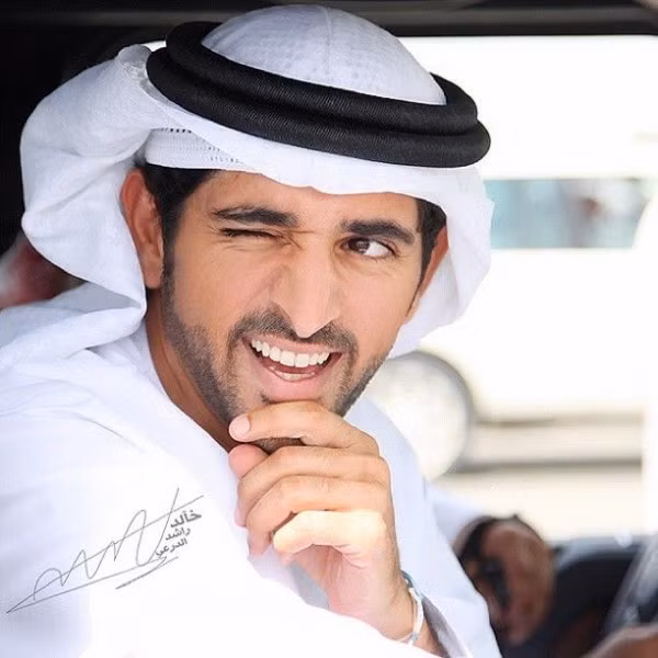 Vị Thái tử trẻ tuổi này còn là một nhà thơ trẻ có ảnh hưởng nhất Dubai. Ngay từ khi còn nhỏ, hoàng thái tử Hamdan đã được thừa hưởng từ cha – đức vua Mohammed khả năng văn thơ xuất chúng. Thái tử đã làm rất nhiều bài thơ hay dưới bút danh Fazza, có nghĩa là “người luôn sẵn sàng đến bên giúp đỡ và ủng hộ người khác”.