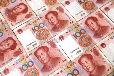 Lần thay đổi thứ 6 ban hành ngày 31/8/2005: Đây là lần thay đổi thiết kế của tờ 100 NDT nhằm tránh bị làm giả. Mệnh giá trên tờ 100 NDT được in bằng mực chỉ có thể nhìn thấy khi nghiêng hoặc xem tờ tiền dưới ánh sáng trực tiếp. Số sê in hai màu khác nhau, với bốn chữ số cuối cùng giảm kích thước.