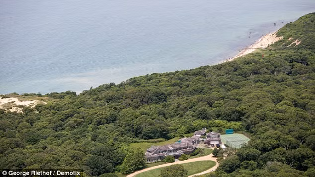 Biệt thự The Chilmark có không gian ở rất rộng rãi, thoải mái cho toàn bộ đoàn hộ tống của Tổng thống, gồm các trợ lý, các mật vụ và càng không thiếu những tiện nghi giải trí cho gia đình Tổng thống. Điểm tuyệt vời nhất của khu nghỉ dưỡng này là hồ bơi. Bao quanh nó là một khu vườn kỳ lạ, nhìn ra mặt nước nhưng vẫn giữ được sự kín đáo, riêng tư.