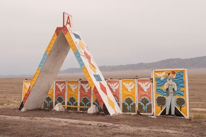 Bến xe buýt màu mè ở Charyn, Kazakhstan.