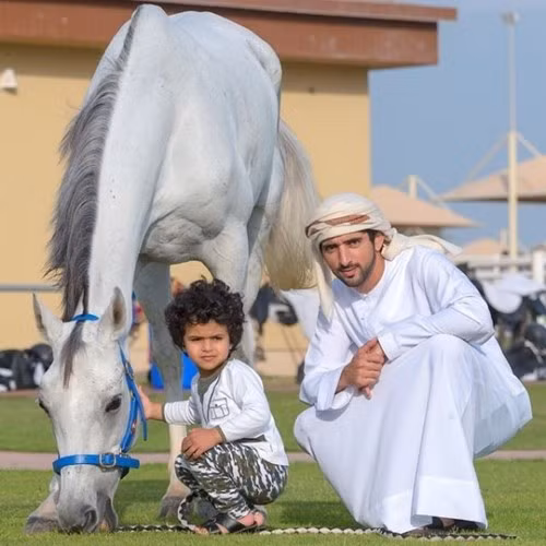 Thái tử Dubai được đánh giá là một trong những thái tử trẻ trung điển trai, ăn mặc hợp thời trang, có tài thơ ca và là một tay đua ngựa xuất sắc của Dubai.