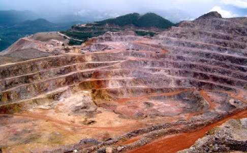 Sản lượng vàng và đồng tăng cao nên mỏ này vẫn duy trì hoạt động tấp nập thường ngày trong thời gian qua.