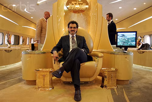 Với tổng tài sản lên tới 22,8 tỷ USD, Hoàng tử Trung Đông Alwaleed bin Talal của Ả Rập Saudi nổi tiếng giàu nhất khu vực này, với cuộc sống xa xỉ, đúng “chất” của một ông hoàng.