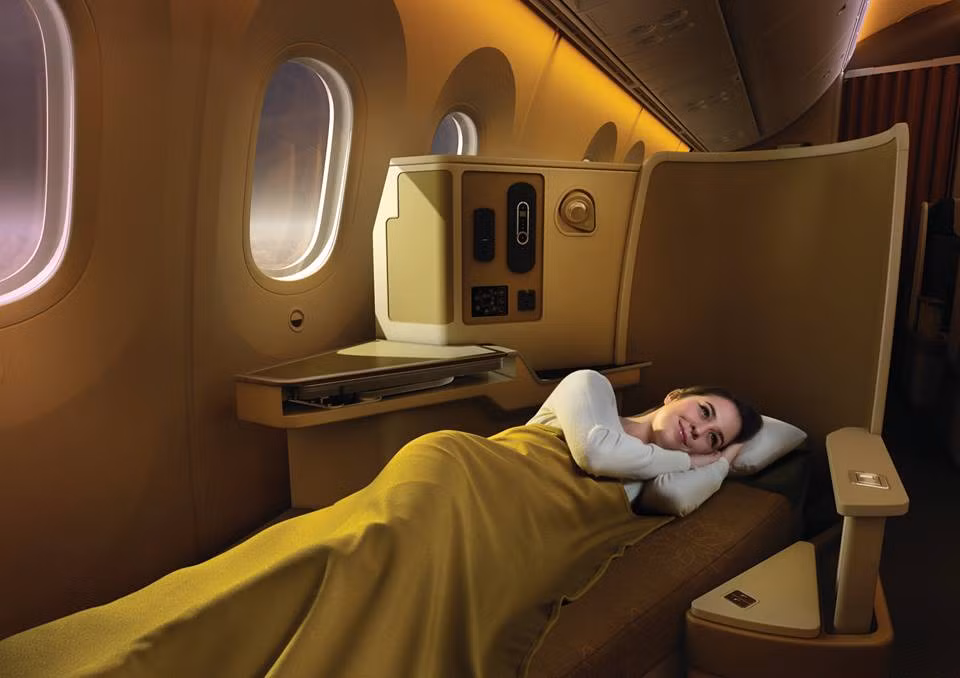 Ghế hạng Thương gia của chiếc 787 Dreamliner có thể ngả 180 độ và điều chỉnh thành giường nằm thuận tiện cho những chuyến đi dài. Ngoài ra, mỗi ghế còn có ổ cắm, cổng USB riêng cho hành khách.