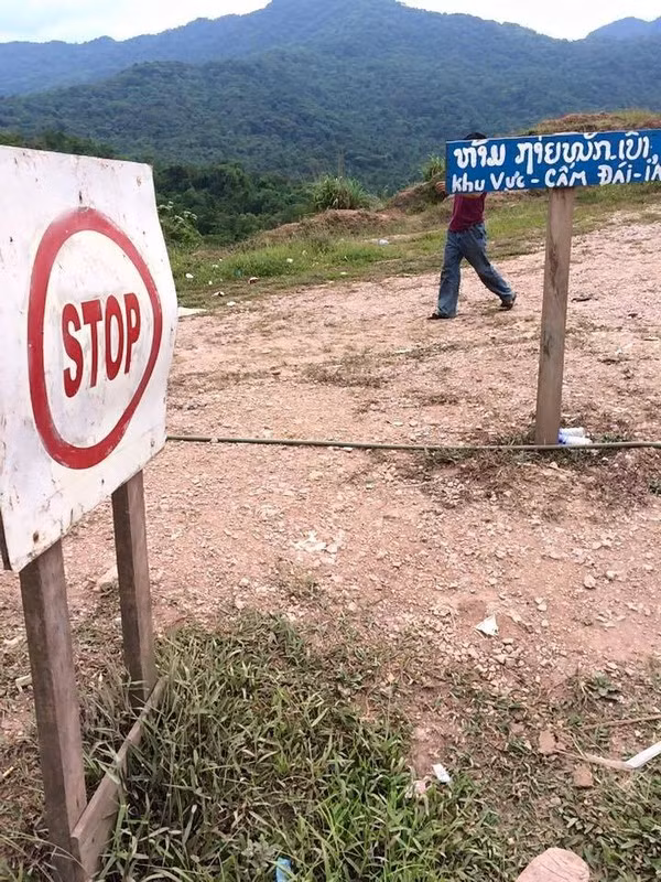 Bức ảnh được cho là chụp ở Lào, cảnh báo thói đi vệ sinh bừa bãi bằng tiếng Việt. Ảnh: Internet.