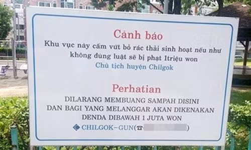Bức hình chụp tấm biển cấm vứt rác bừa bãi bằng tiếng Việt tại Hàn Quốc. Nội dung ghi trên tấm biển: 'Khu vực này cấm vứt bỏ rác thải sinh hoạt, nếu như không đúng luật sẽ bị phạt 1 triệu won (khoảng 19 triệu đồng)'. Bên dưới tấm biển ghi danh tính người đứng đầu quận Chilgok (tỉnh Gyeongsang, Hàn Quốc) cùng số điện thoại liên lạc. Ảnh: Internet.