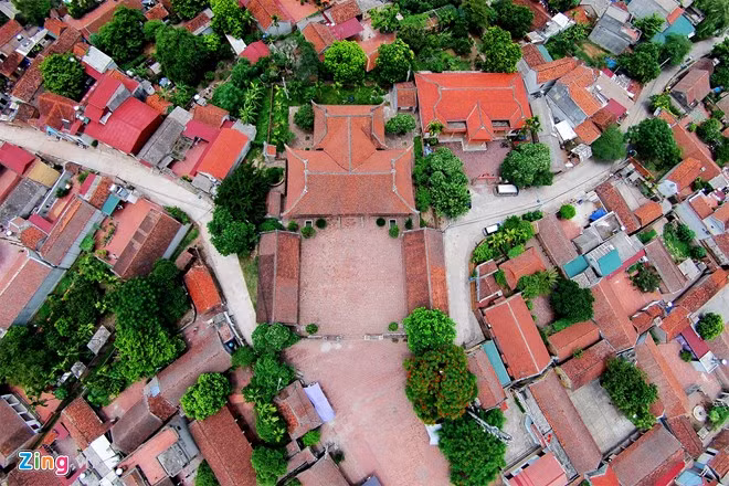 Xã Đường Lâm gồm 5 làng Mông Phụ, Đông Sàng, Cam Thịnh, Đoài Giáp, Cam Lâm, với 99 ngôi nhà cổ có giá trị, gần 1.000 ngôi nhà truyền thống (mái ngói, tường đá ong hoặc gạch…) và nhiều di tích lịch sử đã được xếp hạng.