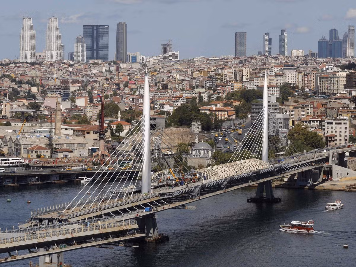 2. Istanbul (Thỗ Nhĩ Kỳ): Thổ Nhĩ Kỳ là quốc gia gắn liền với những thay đổi liên quan tới chính trị, kinh tế diễn ra thường xuyên. Bất chấp điều này, thành phố Istanbul vẫn trở thành trung tâm tài chính phát triển nhanh nhất khu vực Đông Âu và Trung Á.