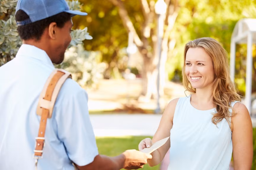 Người đưa thư: Thu nhập bình quân hàng năm là 65.150 USD. Email có thể đang dần thay đổi cách chúng ta giao tiếp với nhau. Thế nhưng, thư điện vẫn đang tồn tại dịch vụ bưu chính vẫn được duy trì. Đặc biệt, nghề này lại không yêu cầu bằng đại học.