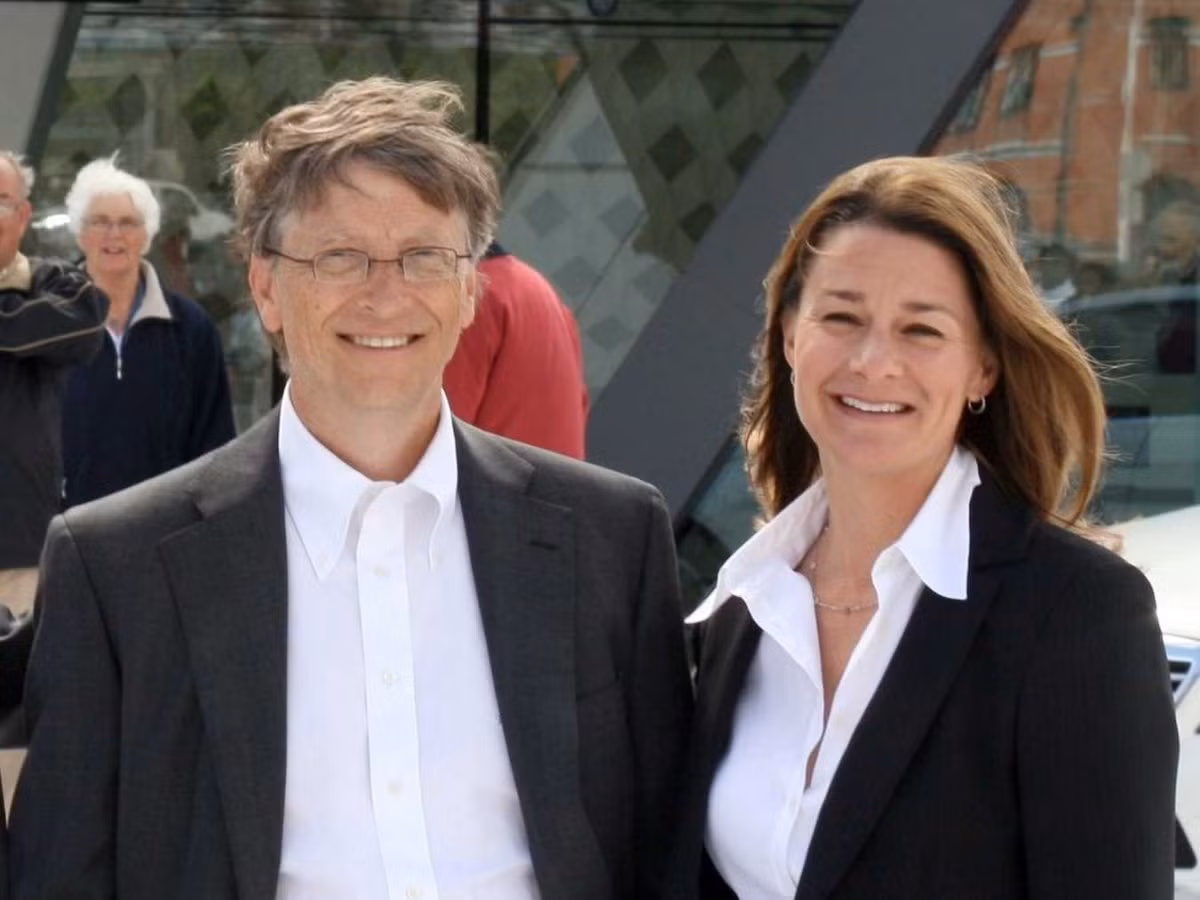 1. Bill và Melinda Gates, với tổng tài sản ròng trị giá 85,7 tỷ USD: Tỷ phú sáng lập hãng Microsoft cùng vợ là bà Melinda sở hữu một khối tài sản khổng lồ. Cặp vợ chồng tỷ phú này kết hôn năm 1994 và có 3 người con. Hiện, Bill Gates vẫn là giám đốc công nghệ và cố vấn cho Microsoft.