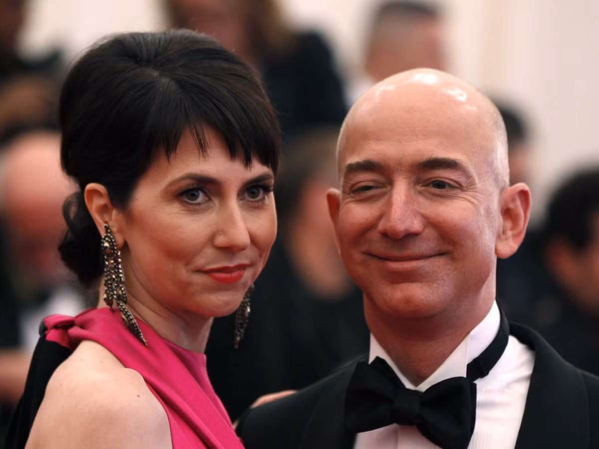 7. MacKenzie (tiểu thuyết gia) và Jeff Bezos (CEO Amazon), với giá trị tài sản ròng trị giá 39,8 tỷ USD: MacKenzie Bezos phải lòng chồng mình Jeff Bezos khi cả hai cùng làm việc cho quỹ đầu tư New York DE Shaw đầu thập niên 90. Jeff sáng lập Amazon hai năm sau khi cặp đôi kết hôn vào năm 1993.