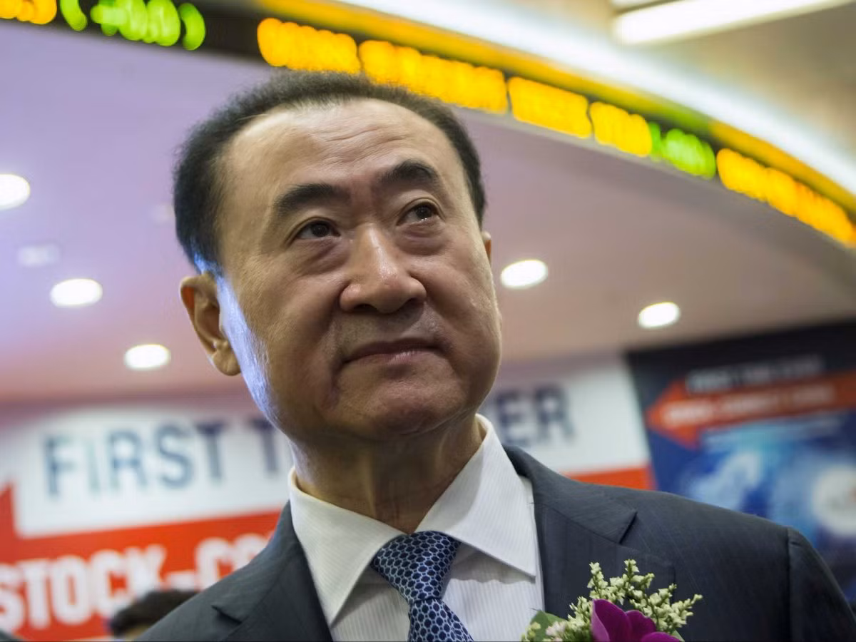6. Wang Jianlin và Ning Lin, với tổng tài sản trị giá 40,7 tỷ USD: Doanh nhân Wang đã vay 80.000 USD vào năm 1986 để thành lập công ty phát triển bất động sản tư nhân Dalian Wanda. Gần 30 năm sau đó, ông sở hữu chuỗi rạp chiếu phim lớn thứ hai ở Bắc Mỹ và hoạt động mạnh trong trong lĩnh vực bất động sản thương mại của Trung Quốc. Vợ ông cũng là chủ tịch của Tập đoàn Đầu tư Lin Investment - một công ty cung cấp vật liệu xây dựng, thiết kế nội thất và các dịch vụ thực phẩm đồ uống trên khắp Trung Quốc.