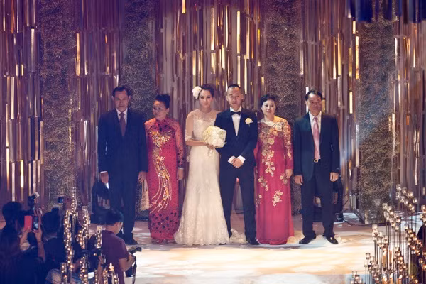 Tháng 9/2013, con trai của đại gia Đỗ Văn Bình - Phó chủ tịch Công ty Đầu tư Phát triển Đô thị và Khu công nghiệp Sông Đà (Sudico) tổ chức đám cưới hoành tráng lên tới hàng chục tỷ đồng tại Hà Nội với cô dâu là siêu mẫu Ngọc Thạch. Hôn lễ của Đỗ Bình Dương, con trai ông Bình gây ấn tượng với không gian lộng lẫy như cung điện.